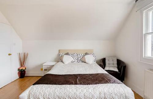 St. Mark's House | Large room with private kitchen near Kingston University