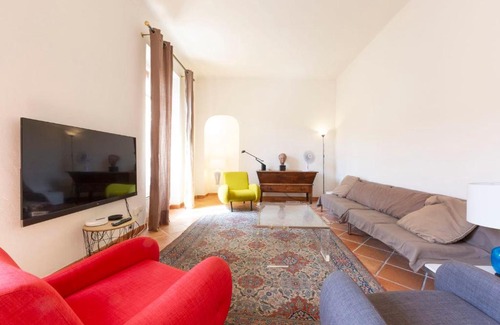 Antibes Old Town Apartment | Large spacious 3 BDR apt heart of Antibes 300 meters from beach