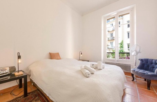 Antibes Old Town Apartment | Large spacious 3 BDR apt heart of Antibes 300 meters from beach