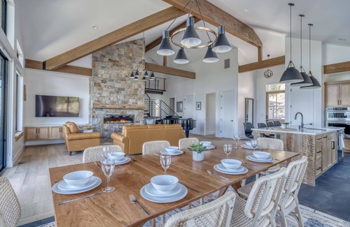 Redmond House | Large spacious hot tub home with beautifal mountain views.