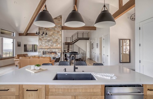 Redmond House | Large spacious hot tub home with beautifal mountain views.