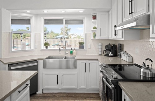 Gilbert House | Large Spacious Pet Friendly Home with Pool, Hot Tub, Sport Court, Putting Green