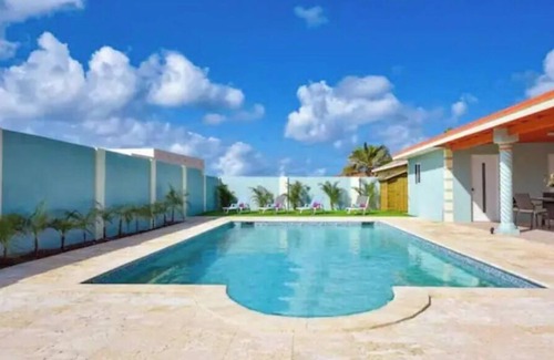 Esmeralda Villa | Large Spacious pool/patio with open concept near all amenities and best beaches.