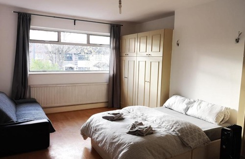 Brondesbury Park House | Large spacious property in Zone 2
