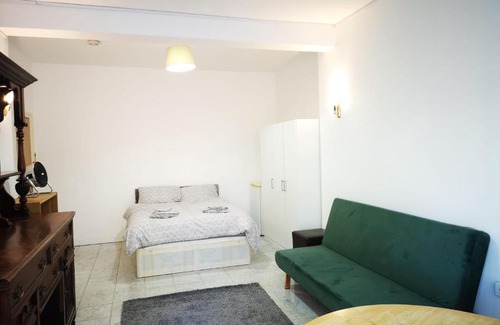 Brondesbury Park House | Large spacious property in Zone 2