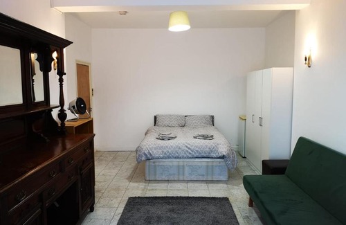 Brondesbury Park House | Large spacious property in Zone 2