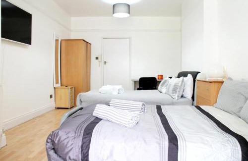 Golders Green Apartment | Large Studio Garden Flat on Golders Green Road
