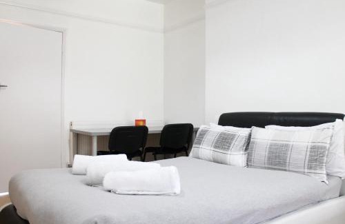 Golders Green Apartment | Large Studio Garden Flat on Golders Green Road