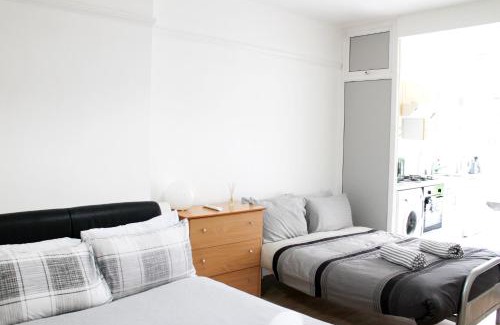 Golders Green Apartment | Large Studio Garden Flat on Golders Green Road