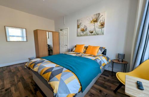 London Borough of Hounslow Apartment | Large Studio with Private Kitchen and Bathroom
