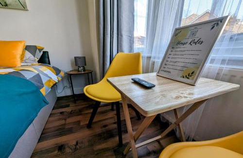 London Borough of Hounslow Apartment | Large Studio with Private Kitchen and Bathroom
