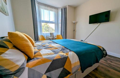 London Borough of Hounslow Apartment | Large Studio with Private Kitchen and Bathroom