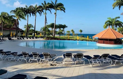 Gros Raisins Apartment | Large studio with sea view and direct access to the sea