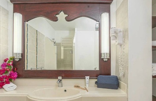 Gros Raisins Apartment | Large studio with sea view and direct access to the sea
