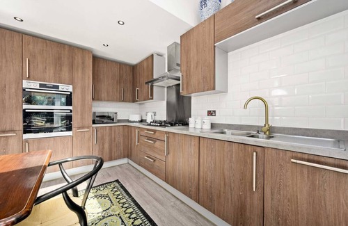 Salford House | Large Stylish 5 bedroom House, Perfect for extended stays