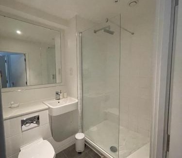 Bedford Apartment | Large Suite - Bedford City Centre