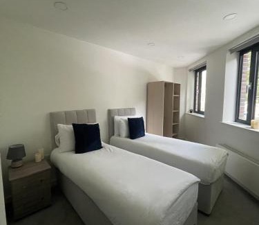 Bedford Apartment | Large Suite - Bedford City Centre