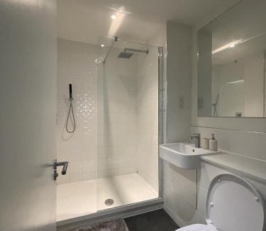 Bedford Apartment | Large Suite - Bedford City Centre