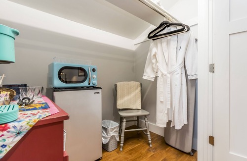 Brunswick Apartment | Large suite/private bath/private entrance on quiet street near Thomas Pt. Beach
