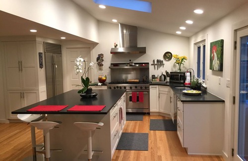 Woodbury House | Large, Sunny 4 Bedroom Home Sleeps 8 and 1 minute to Five Fabulous Restaurants