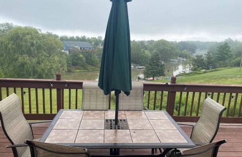 Athens House | Large & Sunny Lakefront Home near Ski Resorts