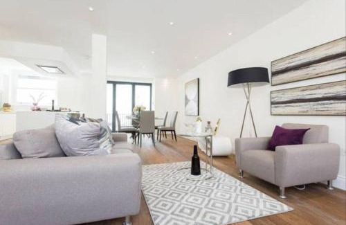 St. Pancras and Somers Town House | Large Three Bed Duplex Camden