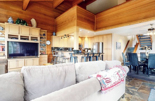Mammoth Lakes Condo | Large Townhome, Beautiful Views, Fully-equipped Kitchen, Private Washer/Dryer