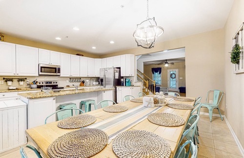 Sunset Island House | Large Townhouse w/Central AC, Shared Pool, Private W/D, Water Views, & Free WiFi