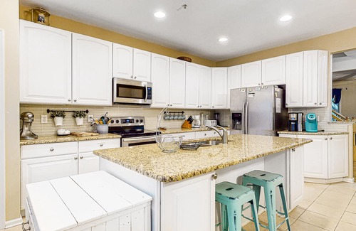 Sunset Island House | Large Townhouse w/Central AC, Shared Pool, Private W/D, Water Views, & Free WiFi