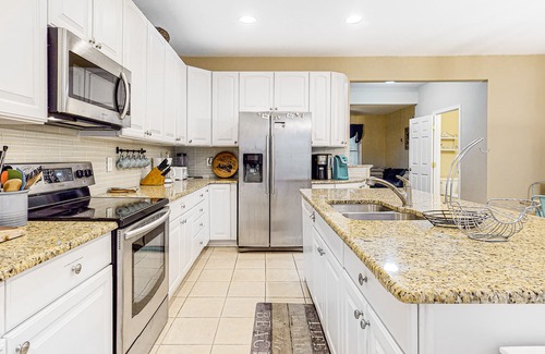 Sunset Island House | Large Townhouse w/Central AC, Shared Pool, Private W/D, Water Views, & Free WiFi