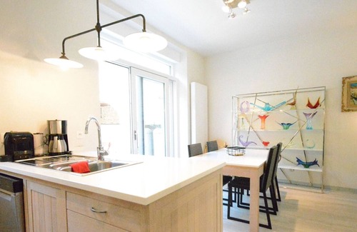 Bouillon House | Large townhouse with pool table