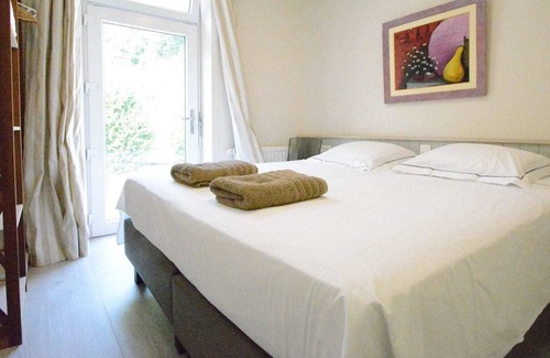 Bouillon House | Large townhouse with pool table