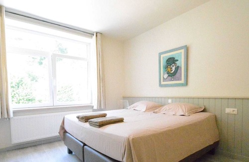 Bouillon House | Large townhouse with pool table