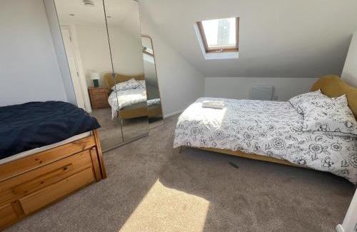 Rotherhithe House | Large triple room in Canada Water London