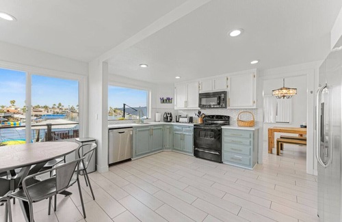 Discovery Bay House | * Large Updated Waterfront Delta Manor Boat Dock *