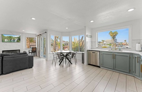Discovery Bay House | * Large Updated Waterfront Delta Manor Boat Dock *