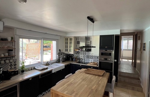 Flassans-sur-Issole Villa | Large vacation villa for family gatherings with heated pool.