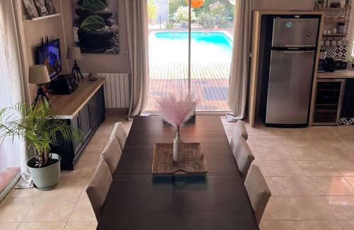 Flassans-sur-Issole Villa | Large vacation villa for family gatherings with heated pool.