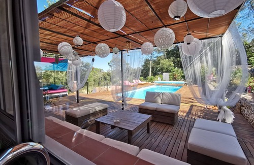 Flassans-sur-Issole Villa | Large vacation villa for family gatherings with heated pool.
