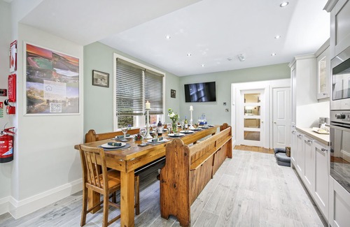 Matlock House | Large Victorian 6 bed house in the centre of Matlock with hot tub and games room