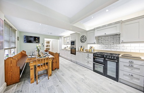 Matlock House | Large Victorian 6 bed house in the centre of Matlock with hot tub and games room
