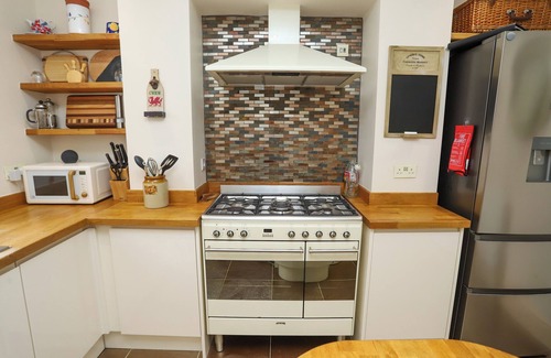 Bont Newydd House | Large Victorian terrace house with castle views in Caernarfon. Pet Friendly