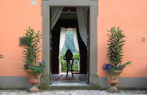 Borgo a Mozzano Villa | Large Villa Near Lucca In Tuscany With Pool And Mountain Views