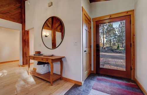 Sisters House | LARGE WATERFRONT HOME ON 8.5 ACRES-MOUNTAIN VIEWS & PRIVATE PICKLEBALL COURT!
