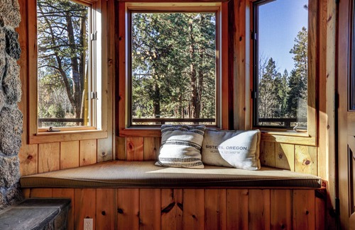 Sisters House | LARGE WATERFRONT HOME ON 8.5 ACRES-MOUNTAIN VIEWS & PRIVATE PICKLEBALL COURT!
