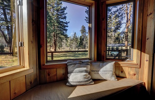 Sisters House | LARGE WATERFRONT HOME ON 8.5 ACRES-MOUNTAIN VIEWS & PRIVATE PICKLEBALL COURT!