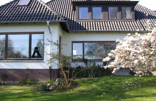 Jever House | Large well-kept house, heated swimming pool, park-like garden. WIRELESS INTERNET ACCESS !