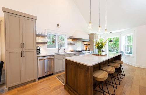 River West House | ~LARGE WESTSIDE HOME~ Walk to everything! Welcome to KINGSTON HOUSE
