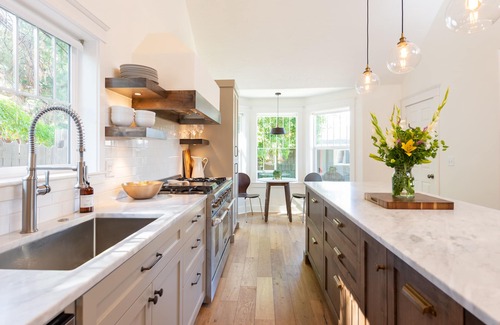 River West House | ~LARGE WESTSIDE HOME~ Walk to everything! Welcome to KINGSTON HOUSE