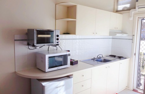 Capital Hill Apartment | Larger Studio Unit in Griffith with Free Wi-Fi + Parking